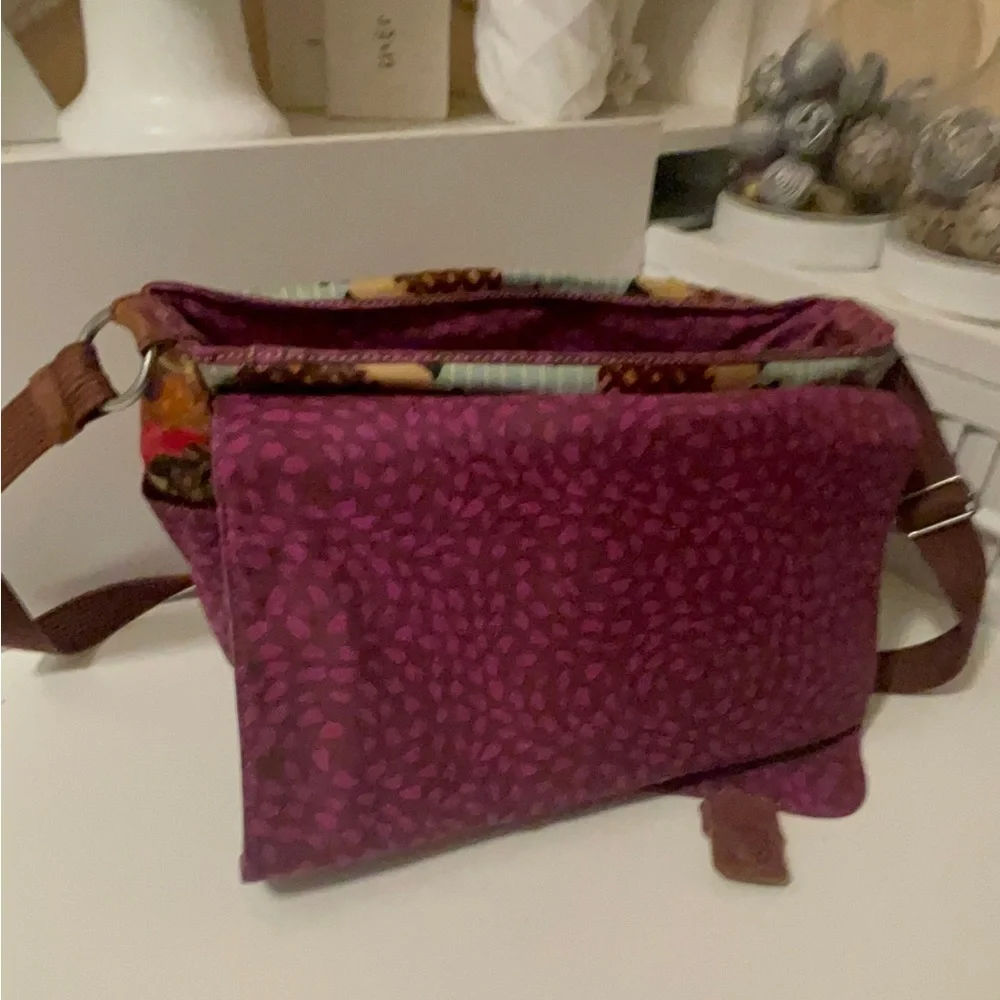 Fossil leather bag with long adjustable straps. Great clean condition